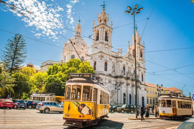 Tramway dans les rues dans de Lisbonne